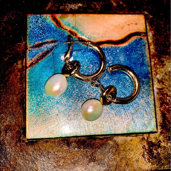 CHIC SILVERY PEARL DROP EARRINGS - Picture 2 of 5